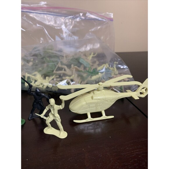 Lot 0f 112 Vintage Army Men Toy Soldiers Figures a few, warriors 2 Helicopters - Picture 3 of 6